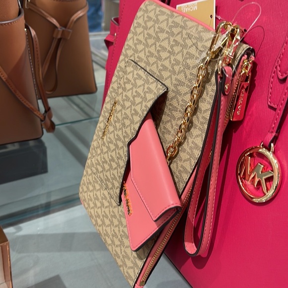 MICHAEL KORS JET SET ITEM LG 2 in 1 CARD CASE & WRISTLET
Tea Rose 
NWT - Picture 8 of 16